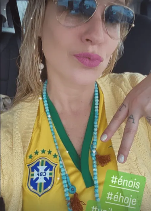 
				
					Famosos entram no clima da Copa do Mundo com looks para torcer pelo Brasil
				
				