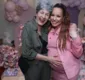 
                  Grávida, Renata Dominguez reencontra 'Dona Vilma' em chá de bebê