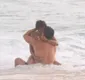 
                  Lucy Alves e Romulo Estrela chamam atenção aos beijos em praia no Rio; confira