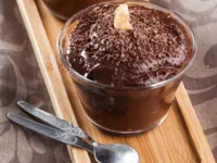 Aprenda a fazer mousse de chocolate com dois ingredientes