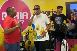 Vocalista do Samba Prime relembra início da banda e comemora sucesso em Salvador: ‘Levando alegria em forma de música’