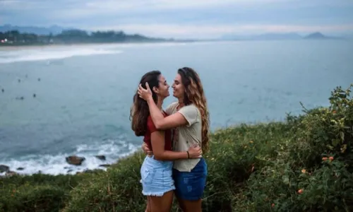 
				
					Juliana Paes e namorada comemoram 3 anos juntas com post emocionante: 'Como é bom o nosso amor'
				
				