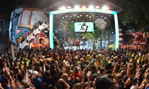 
				
					Timbalada reestreia no Guetho Square em grande estilo e arrasta mais de três mil pessoas
				
				