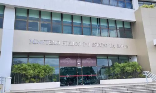 
				
					Ministério Público denuncia ex-prefeito de Carinhanha por contratações irregulares; entenda
				
				