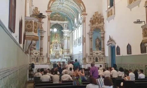
				
					Amigos e familiares de Gal Costa se reúnem em missa 30º dia em igreja de Salvador
				
				
