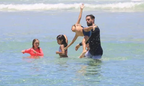 
				
					Após separação, Rafael Cardoso curte praia com filhos no Rio de Janeiro; veja fotos
				
				
