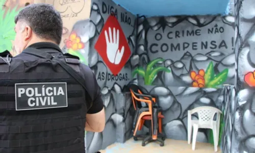 
				
					Mais de seis mil porções de cocaína e crack são encontradas em parede de casa na Cidade Baixa, em Salvador
				
				