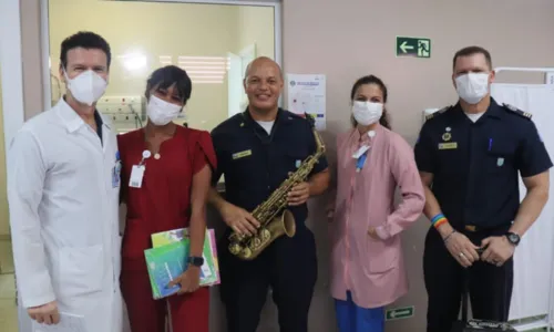 
				
					Vídeo: guardas civis levam conforto e alegria para pacientes de UTI de hospital com música
				
				