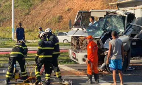 
				
					Grávida e homem ficam feridos em acidente envolvendo três veículos em Salvador
				
				