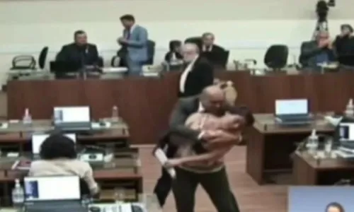 
				
					Vereadora é assediada e beijada à força por parlamentar em sessão da Câmara
				
				