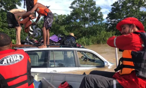 
				
					Bombeiros fazem resgate de vítimas em carro parcialmente submerso após rio transbordar em Canavieiras
				
				
