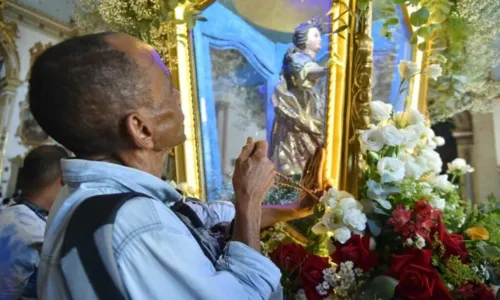 
				
					FOTOS: festa de Santa Luzia reúne fiéis no Comércio, em Salvador
				
				