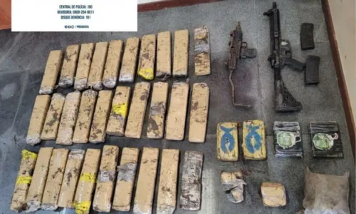 
				
					Fuzil, metralhadora e 30kg de maconha são encontrados enterrados em Feira de Santana
				
				