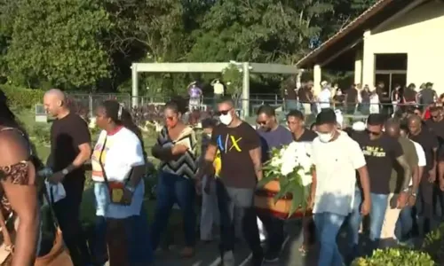 
				
					Casal de rifeiros assassinado a tiros é enterrado sob forte comoção em Salvador; 'Acabou uma família', diz amigo
				
				