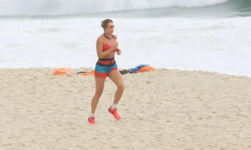 
				
					'Treino pago': Grazi Massafera aproveita manhã de sol para correr nas areias de praia do Rio de Janeiro
				
				