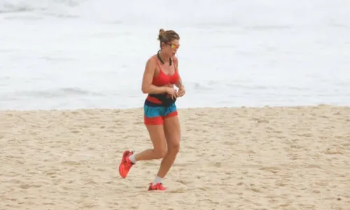
				
					'Treino pago': Grazi Massafera aproveita manhã de sol para correr nas areias de praia do Rio de Janeiro
				
				
