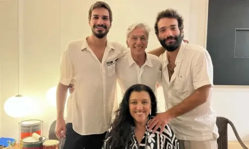 
				
					Regina Casé afirma que suposto romance entre Humberto Carrão e Thales Junqueira é fake news
				
				