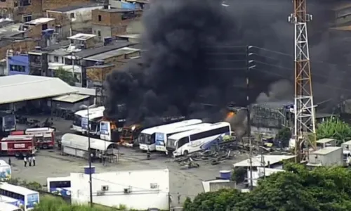 
				
					Ônibus intermunicipais pegam fogo dentro de garagem em Salvador
				
				