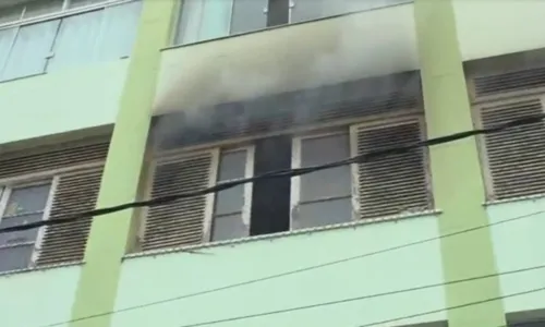 
				
					Vídeo: apartamento pega fogo no Politeama e idoso é levado para hospital após inalar fumaça
				
				