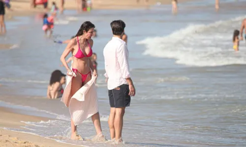 
				
					Luciana Gimenez curte praia e dá beijão em namorado em Trancoso
				
				