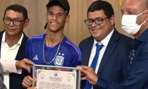 
				
					Luva de Pedreiro recebe título de cidadão benemérito na cidade que nasceu na Bahia
				
				