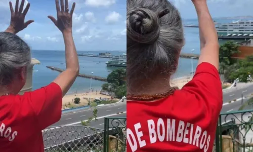 
				
					Maria Bethânia é tietada por fãs na Contorno: 'Que alegria, viva a Bahia'; veja
				
				
