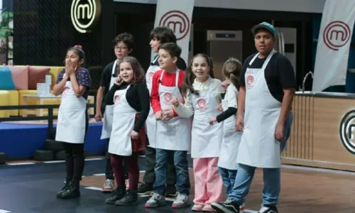 
				
					'MasterChef Júnior': 1º episódio testa rapidez e agilidade das crianças no preparo de diferentes pratos
				
				