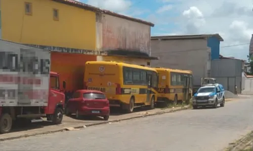 
				
					Homem é achado morto dentro de ônibus escolar em Serrinha
				
				