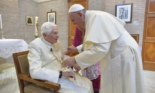 
				
					Papa Francisco lamenta morte de Bento XVI: 'Gratidão a Deus por presenteá-lo à Igreja e ao mundo'
				
				