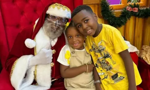 
				
					Papai Noel negro viraliza após surpreender criança em shopping na Região Metropolitana de Salvador
				
				