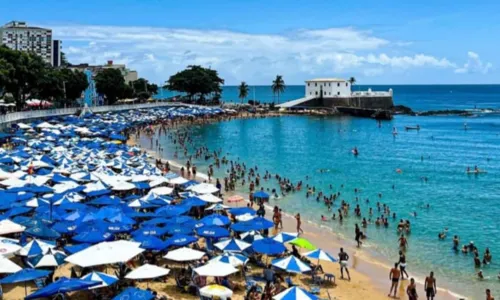 
				
					Banhistas lotam praia do Porto da Barra no último dia do ano
				
				