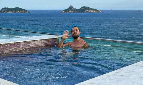 
				
					Recém-solteiro, Rafael Cardoso aproveita hotel luxuoso no Rio de Janeiro
				
				