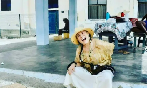
				
					Regina Duarte aproveita férias em Salvador e internauta envia mensagem para filha da atriz: 'Venha buscar sua mãe'
				
				