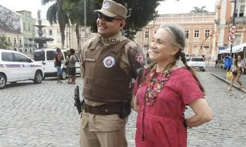 
				
					De passeio por Salvador, Regina Duarte posa com policial no Pelourinho
				
				