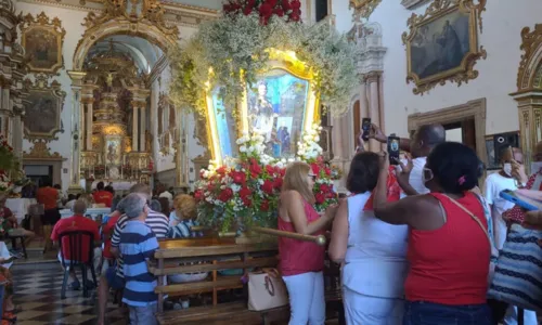 
				
					Festa de Santa Luzia, protetora dos olhos, reúne devotos no Comércio, em Salvador
				
				