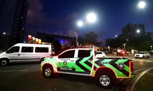 
				
					Transalvador notifica 22 veículos durante blitz na Boca do Rio durante Festival Virada
				
				