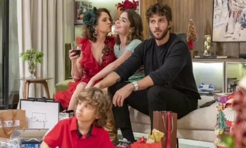 
				
					'Travessia': Festa de Natal na casa de Moretti é interrompida por revelação de Sara
				
				