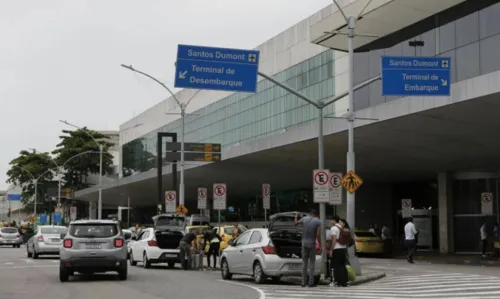 
				
					Passageiros podem pedir reembolso de gastos pela greve de aeronautas
				
				