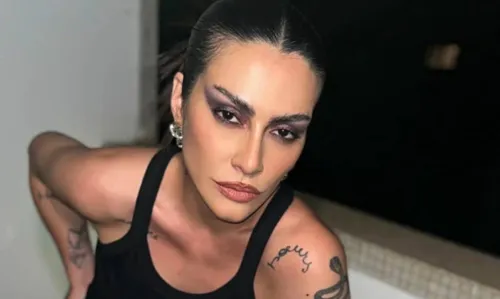 
				
					Cleo Pires desabafa sobre fake news de flagra na cama com padrasto: 'Foi uma situação muito traumatizante'
				
				