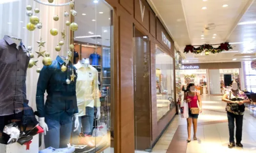 
				
					Criminosos armados invadem e roubam loja no Shopping Center Lapa, em Salvador
				
				