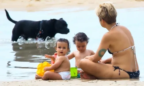 
				
					De biquíni, Lan Lanh curte momentos com os filhos na praia; veja fotos
				
				