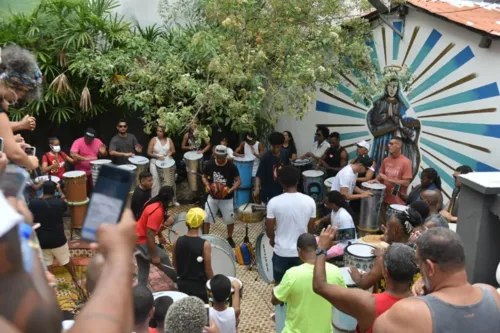 
				
					Timbalada retoma ensaios de verão no Guetho Square ao lado de Brown, Claudia Leitte e Durval; FOTOS
				
				