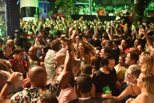 
				
					Timbalada retoma ensaios de verão no Guetho Square ao lado de Brown, Claudia Leitte e Durval; FOTOS
				
				