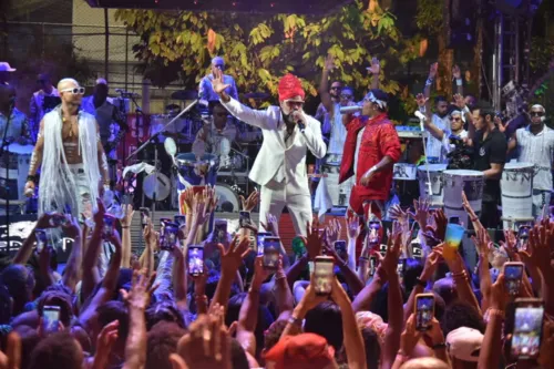 
				
					Timbalada reestreia no Guetho Square em grande estilo e arrasta mais de três mil pessoas
				
				