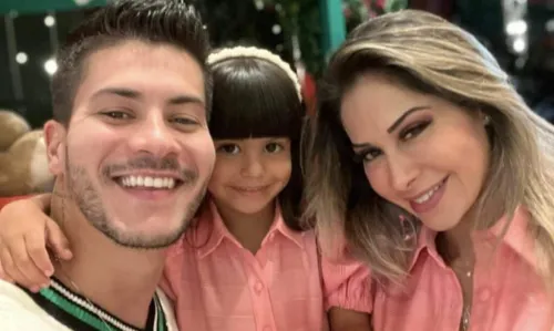 
				
					Maíra Cardi e Arthur Aguiar voltaram? Ex-BBBs passam noite de Natal juntos e web aponta retorno
				
				