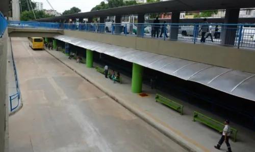 
				
					Cratera na Estação da Lapa é fechada e ônibus voltam para pontos convencionais
				
				