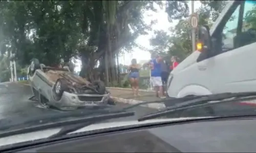 
				
					Carro capota em ladeira da Avenida Anita Garibaldi em Salvador
				
				