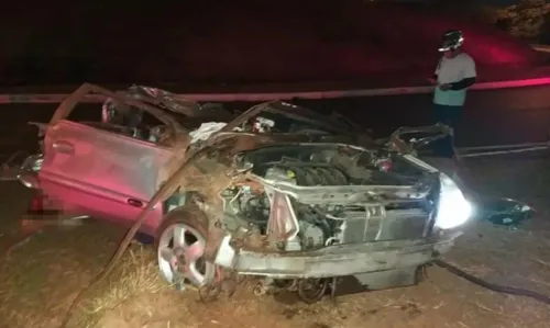 
				
					Carro capota na Avenida Paralela e três pessoas morrem
				
				