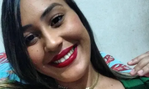 
				
					Jovem morta ao ser queimada pelo companheiro na Bahia tinha bebê de 45 dias
				
				