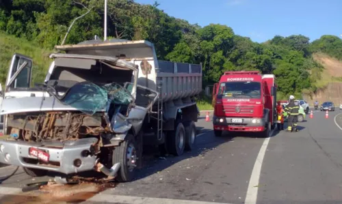 
				
					Grávida e homem ficam feridos em acidente envolvendo três veículos em Salvador
				
				